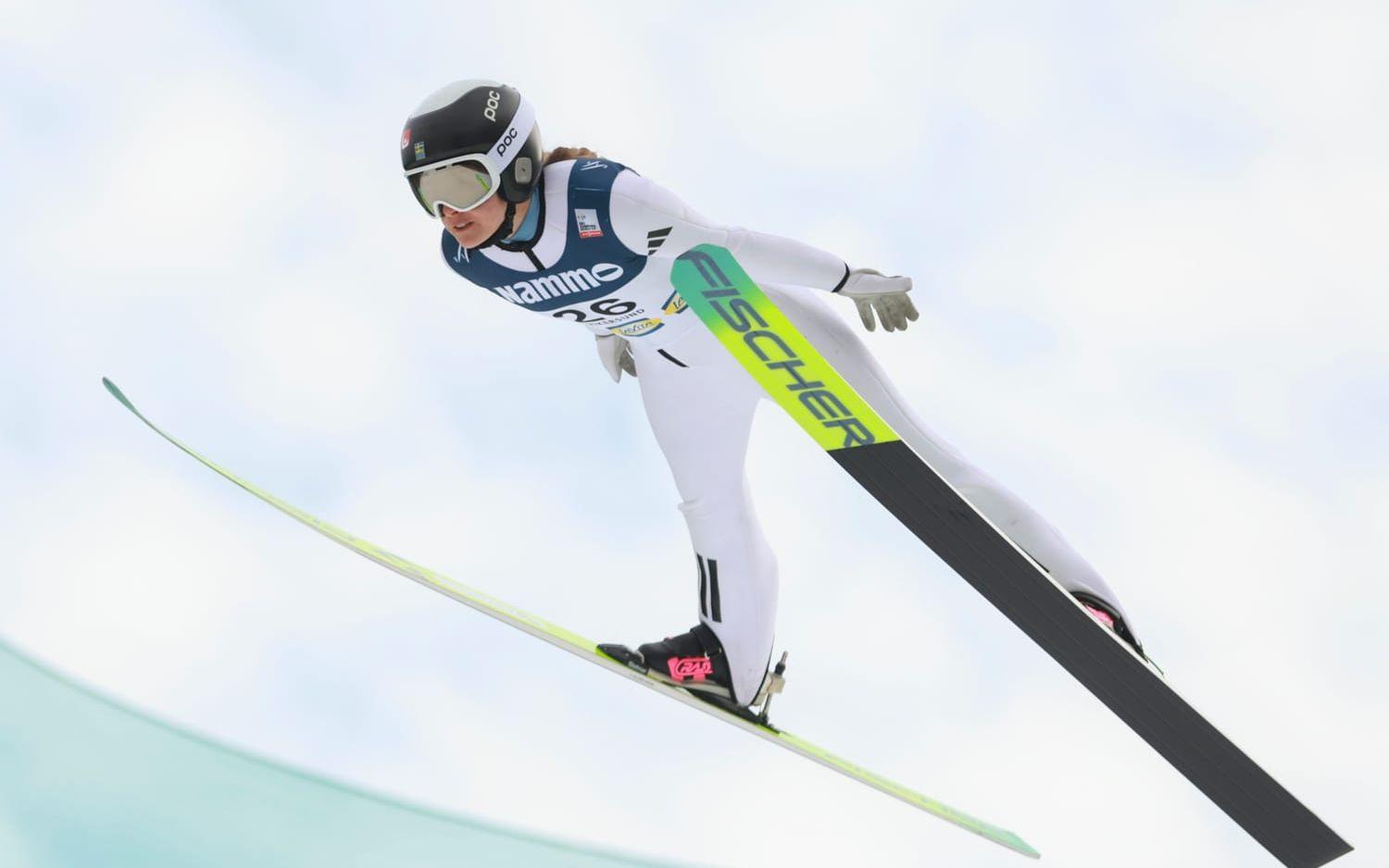 Frida Westman under skidflygningstävlingen i Vikersund i mars.