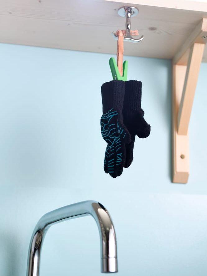 Sara Hellströms tvättstuga är full av smarta detaljer - på krokarna ovanför vasken kan man hänga en droppande trasa eller ett par blöta vantar. Foto: Henrik Montgomery/TT