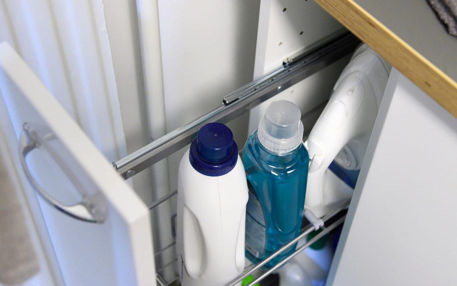 Tvättmedel och sköljmedel finns lättåtkomligt i skåpet under bänken. Foto: Henrik Montgomery/TT