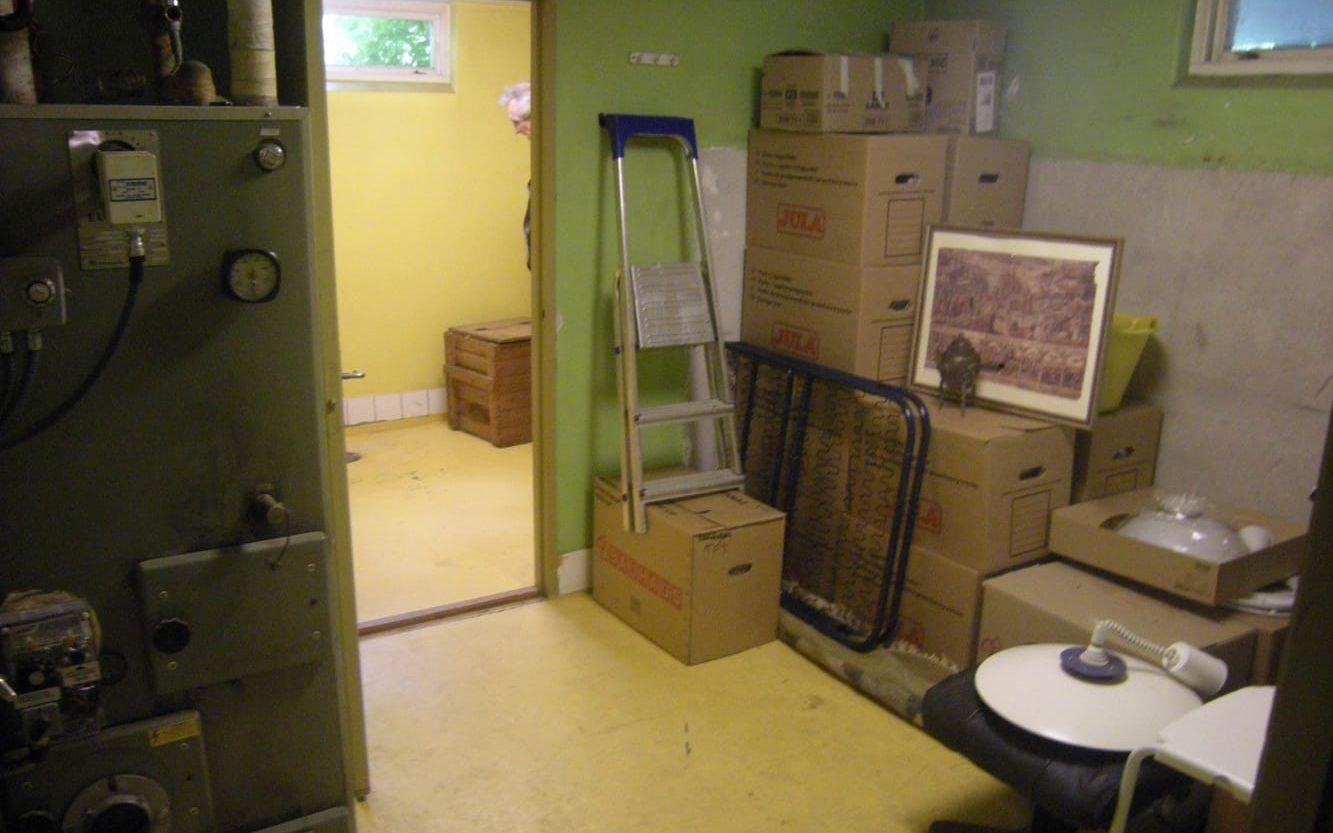 Källaren före renoveringen: Halva väggen är nu borta, det inre rummet har blivit tvättstuga och det yttre ett hemmagym. Foto: Privat