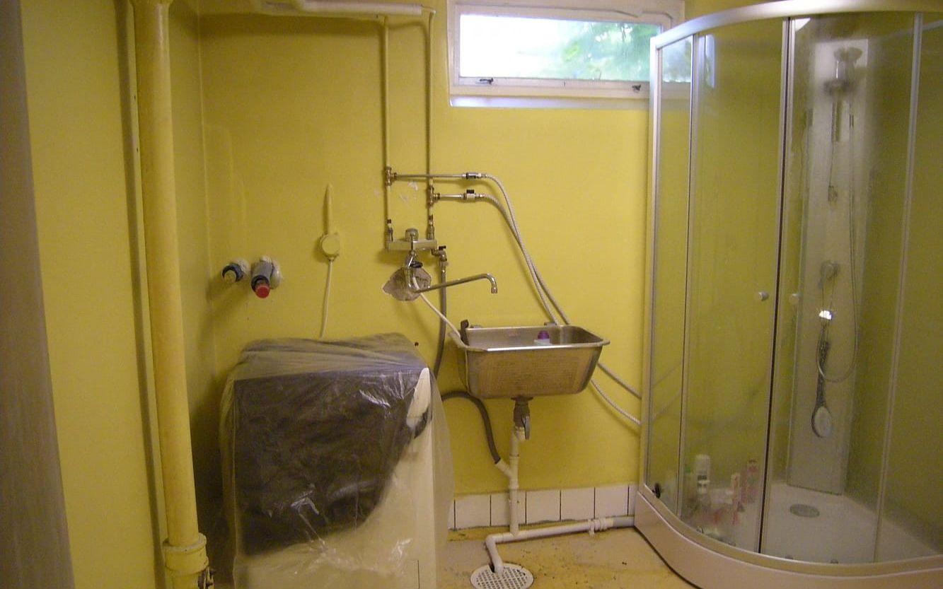 Källaren före renoveringen: där det förut var en sunkig källare med en ensam tvättmaskin finns nu en mysig tvättstuga. Foto: Privat