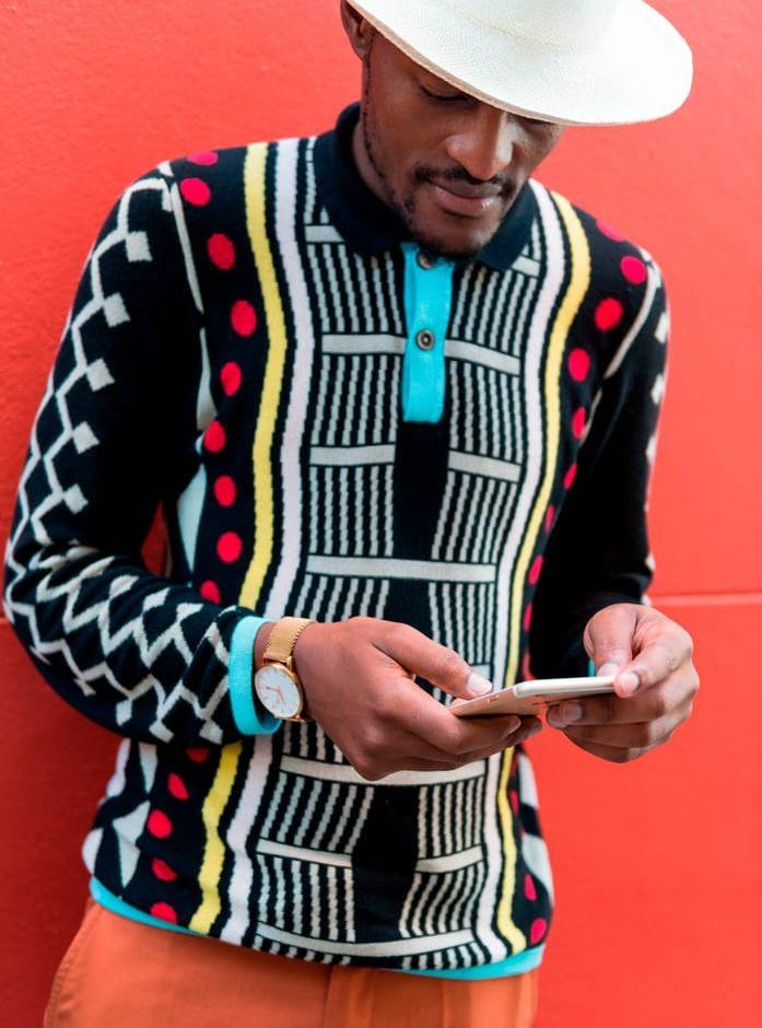 Den sydafrikanske textildesignern Laduma Ngxokolo hämtar inspiration till såväl Ikea-projektet som sitt eget klädmärke (tröjan på bilden) från xhosa-kulturen där han har sina rötter.  Bild:Andreas Karlsson