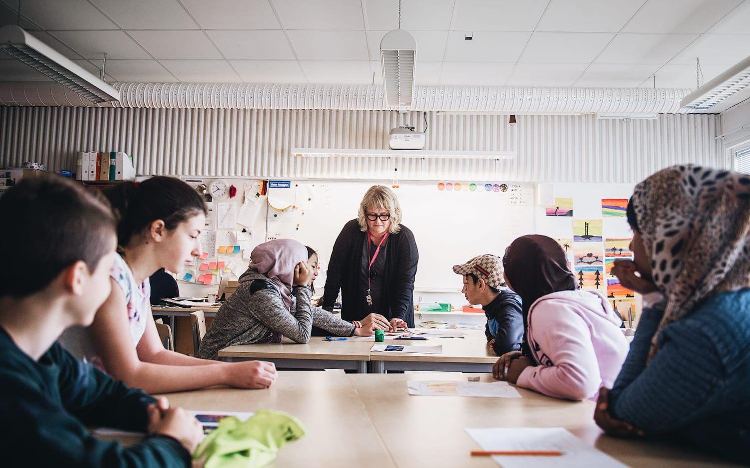 Catrine Berglund, lärare för en av två sjätteklasser på skolan, har anpassat sin utbildning efter varje elev. Bild: Oliver Lindkvist