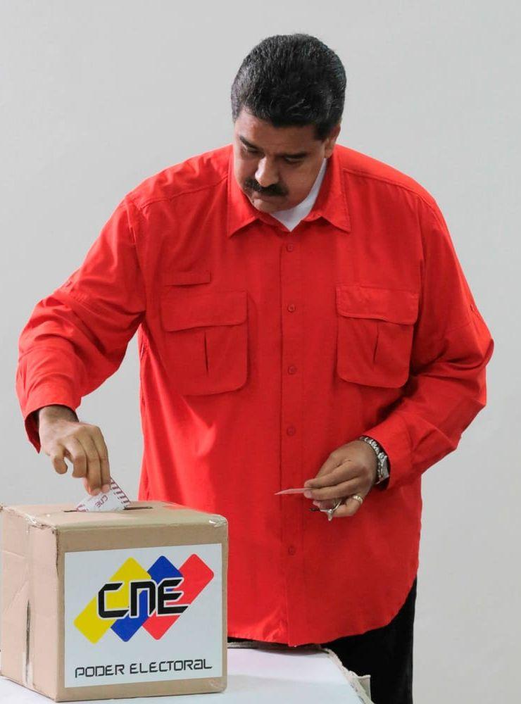 Venezuelas president, Nicolas Maduro röstar själv på valdagen i Venezuela. Bild: TT
