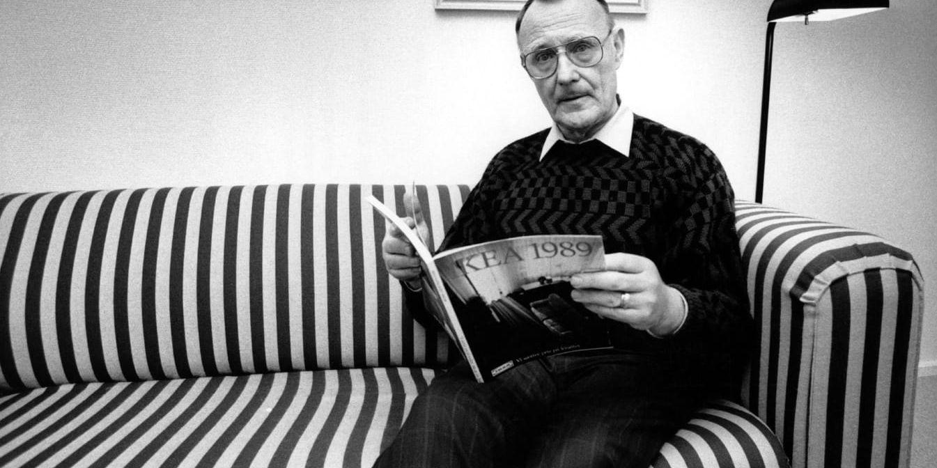 Ingvar Kamprad med 1989 års Ikea-katalog i en svart- och vitrandig Klippan-soffa. Arkivbild.