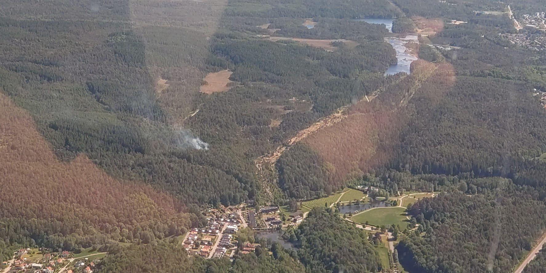 Branden upptäcktes av ett brandflyg som flyger från Säve Flygplats.