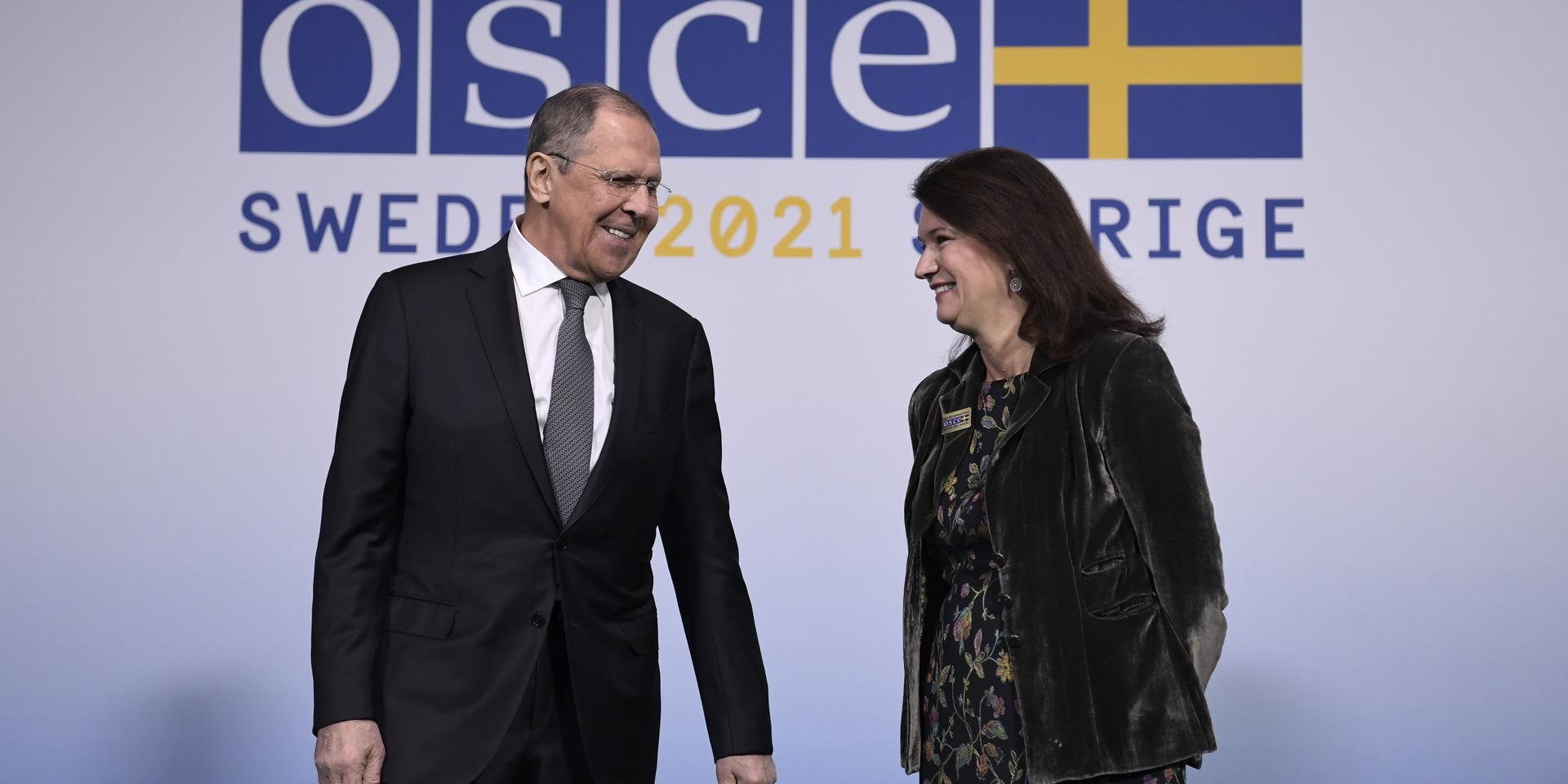 Rysslands utrikesminister Sergej Lavrov hälsades på torsdagsmorgonen välkommen av utrikesminister Ann Linde (S) till OSSE-mötet för medlemsländernas utrikesministrar utanför Stockholm.