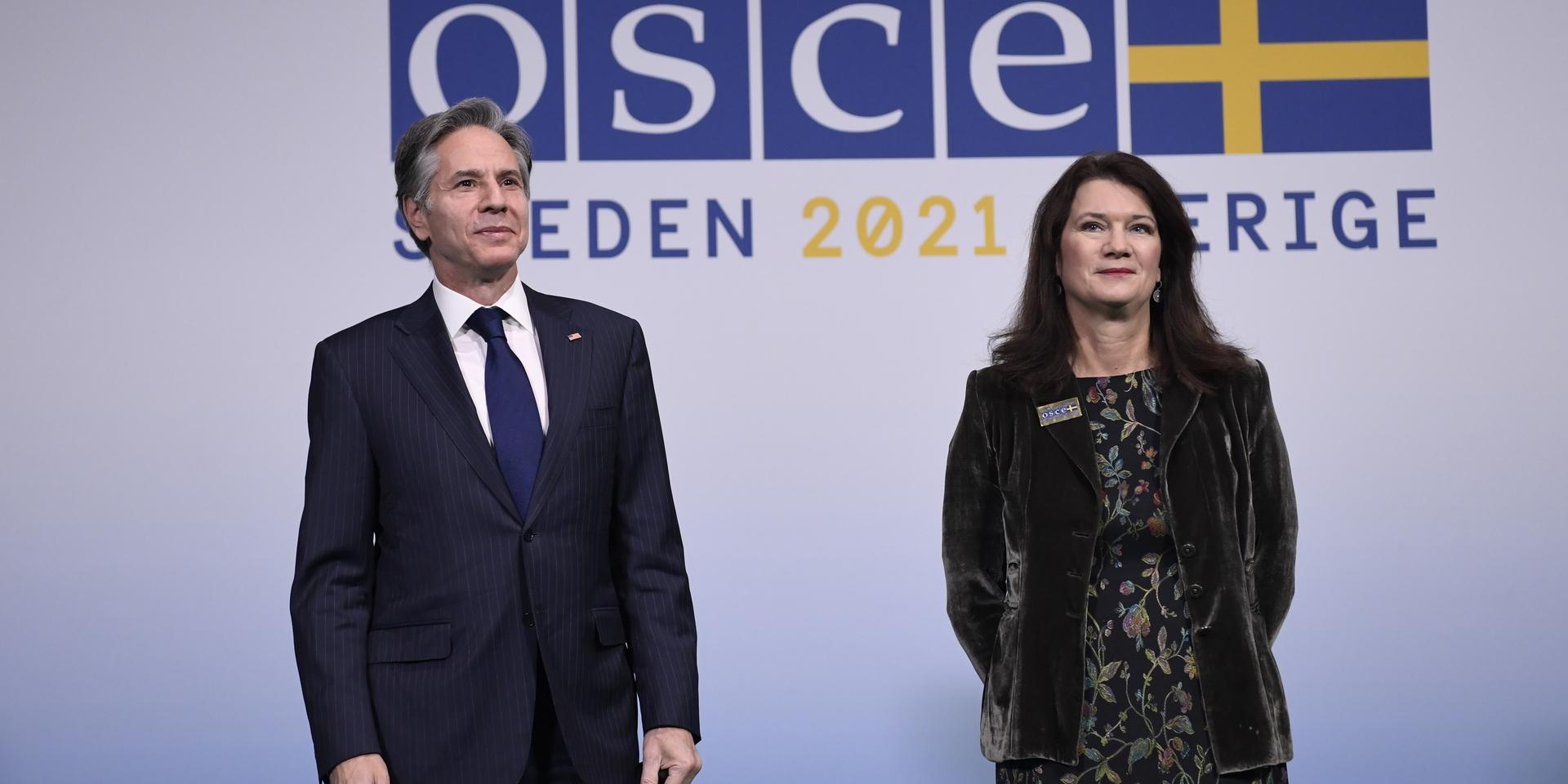 USA:s utrikesminister Antony Blinken hälsas välkommen av utrikesminister Ann Linde (S) till OSSE-mötet för medlemsländernas utrikesministrar utanför Stockholm.