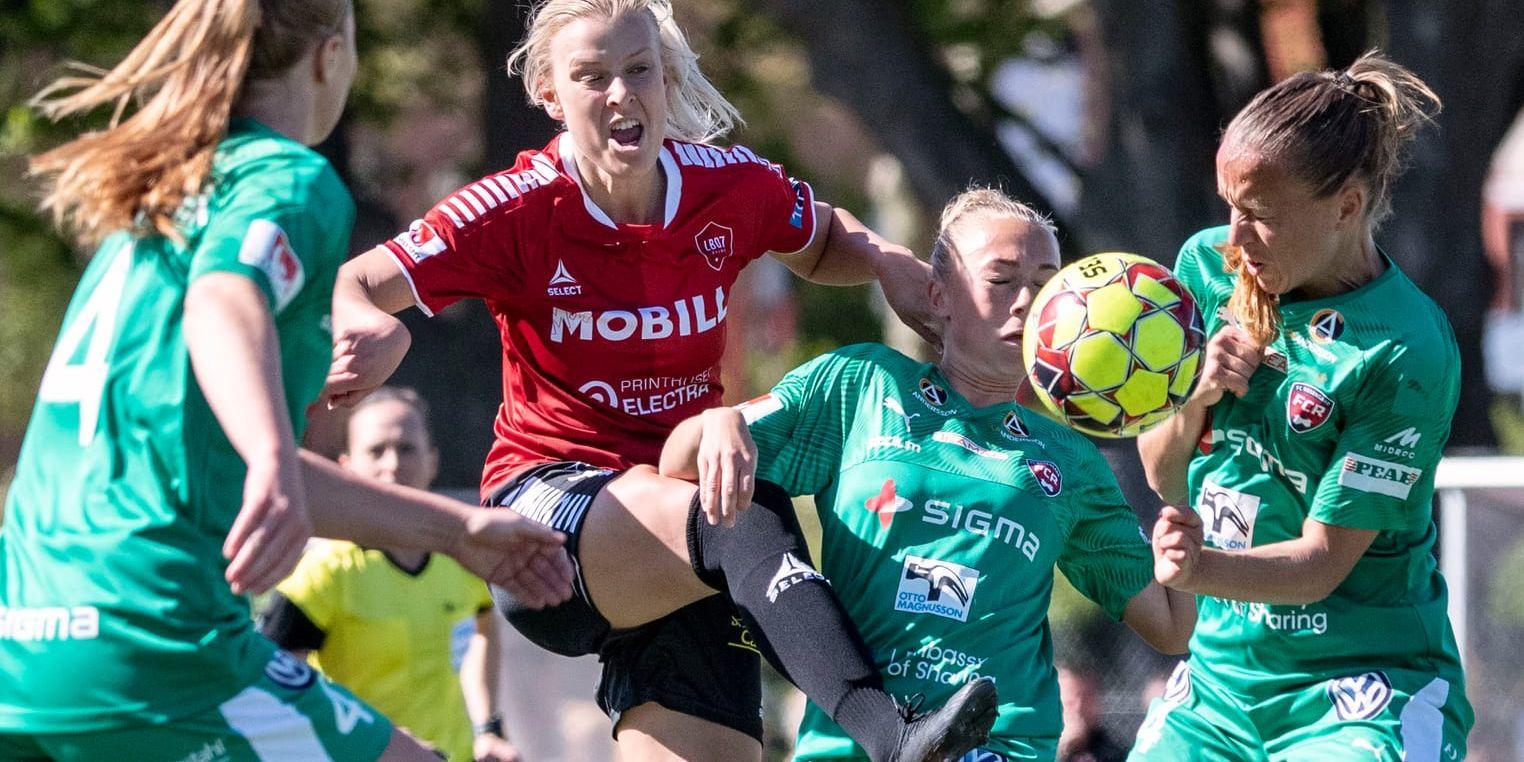 Sophie Sundqvist, i LB07:s röda tröja, skjuter förbi Rosengårdspelare. Arkivbild.