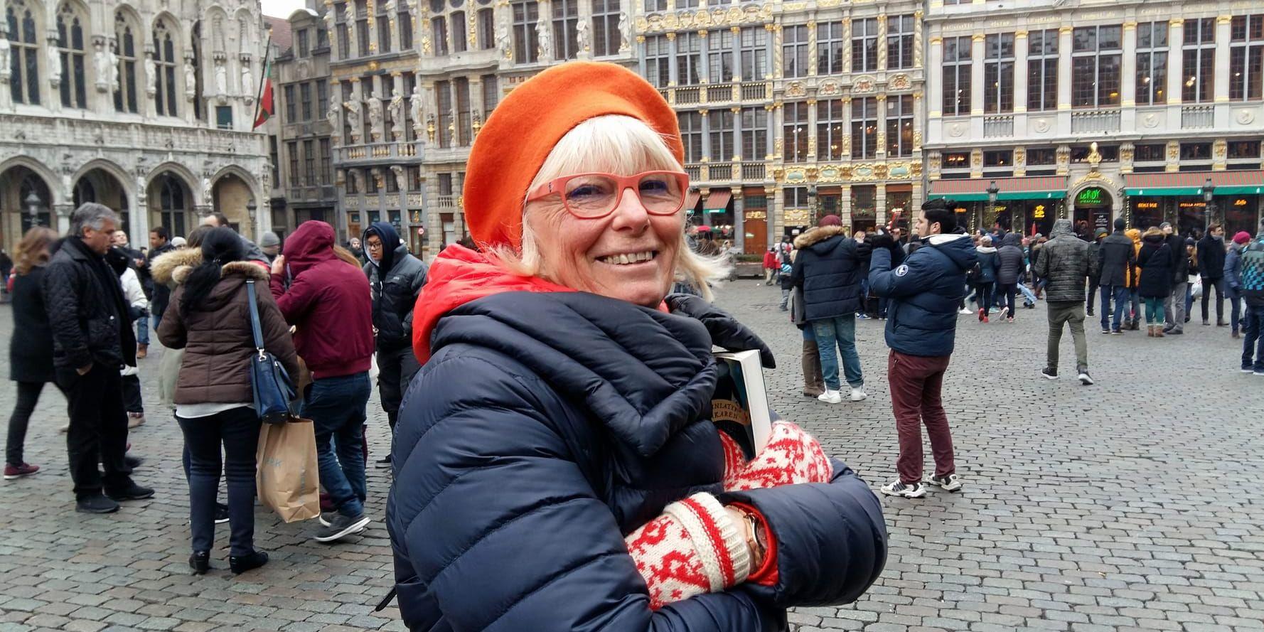 Harriet Lebrun poserar på Grand-Place, det världsberömda torget i centrala Bryssel. Sedan sju år tillbaka bor hon i Belgiens huvudstad efter att dessförinnan ha levt i Frankrike under många år.