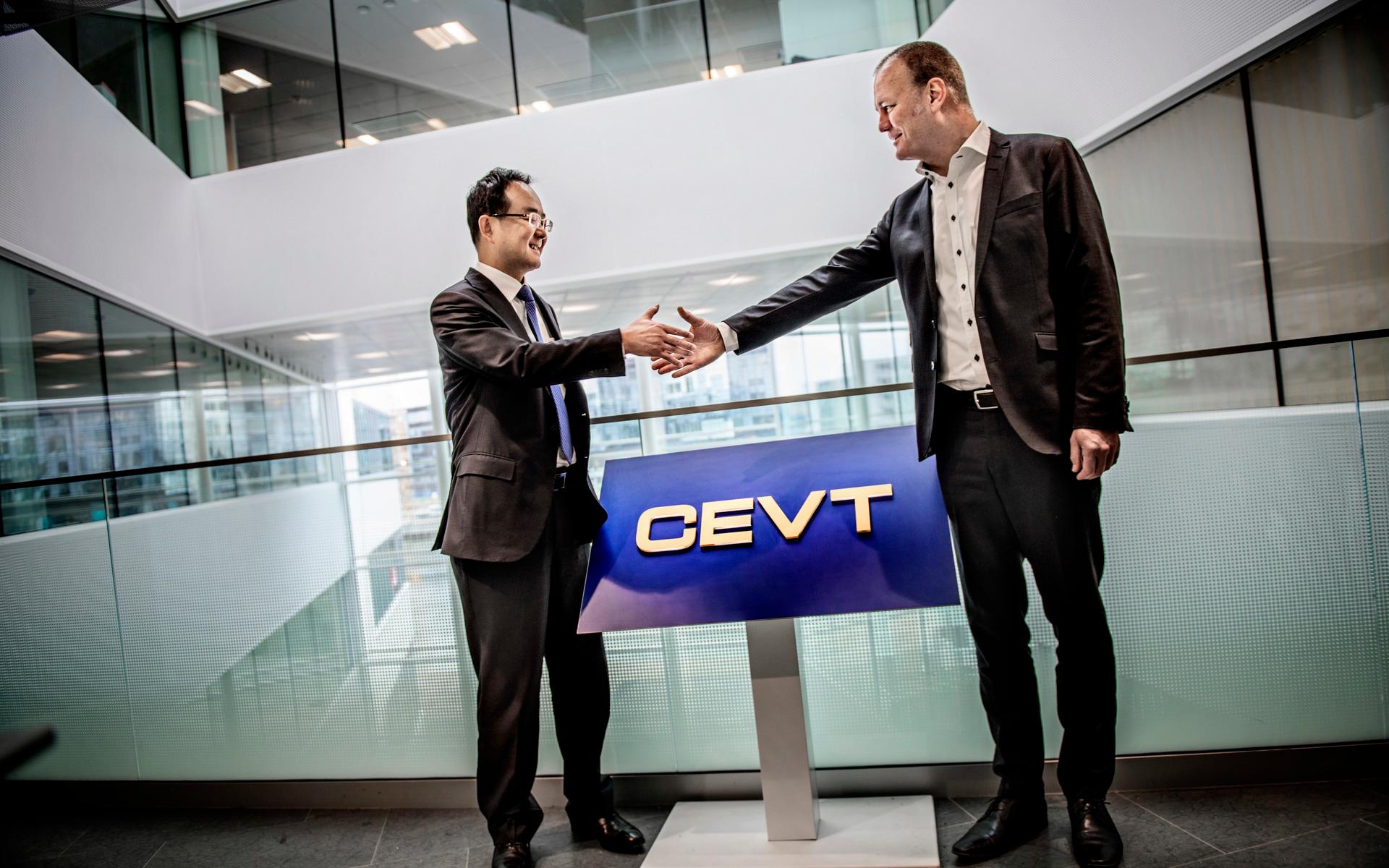 Mats Fägerhag 2016 tillsammans med en av Geelys högsta makthavare, An Conghui, som vid fototillfället tryckte på att Cevt var en väldigt viktig strategisk investering. (Arkivbild)