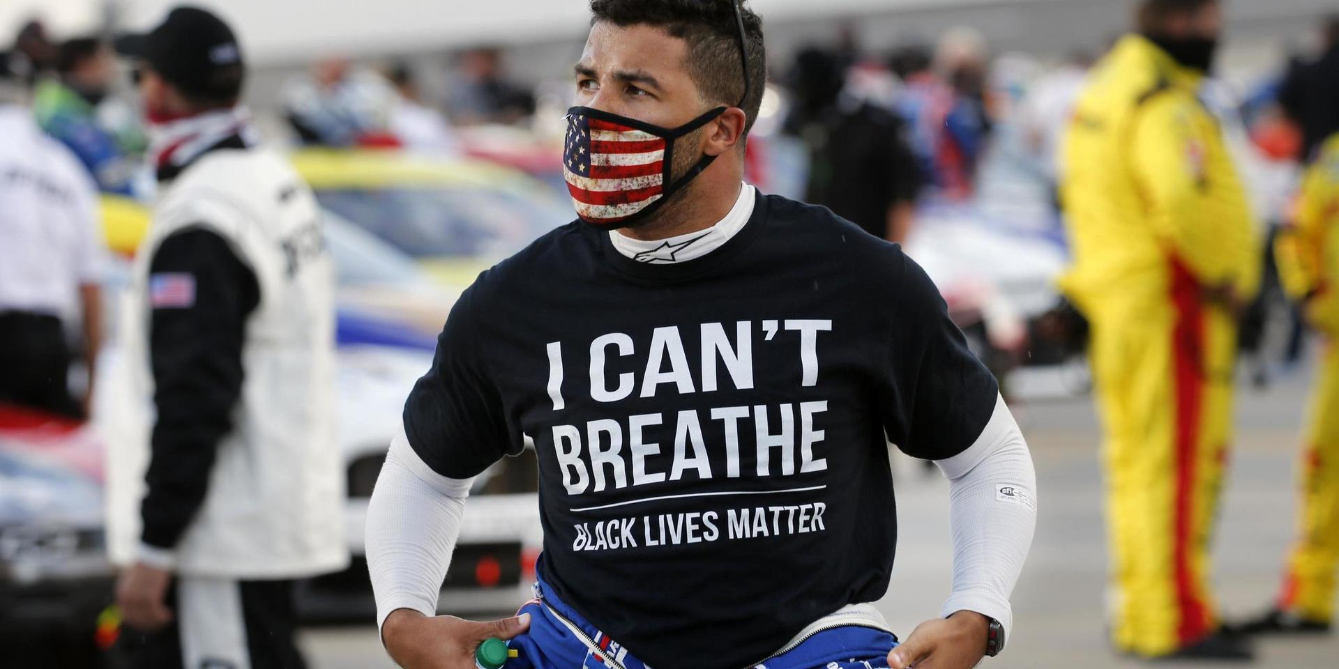 Nascar-föraren Bubba Wallace står med en Black Lives Matter-tröja på vilken det står “I can´t breathe” och ett munskydd. 