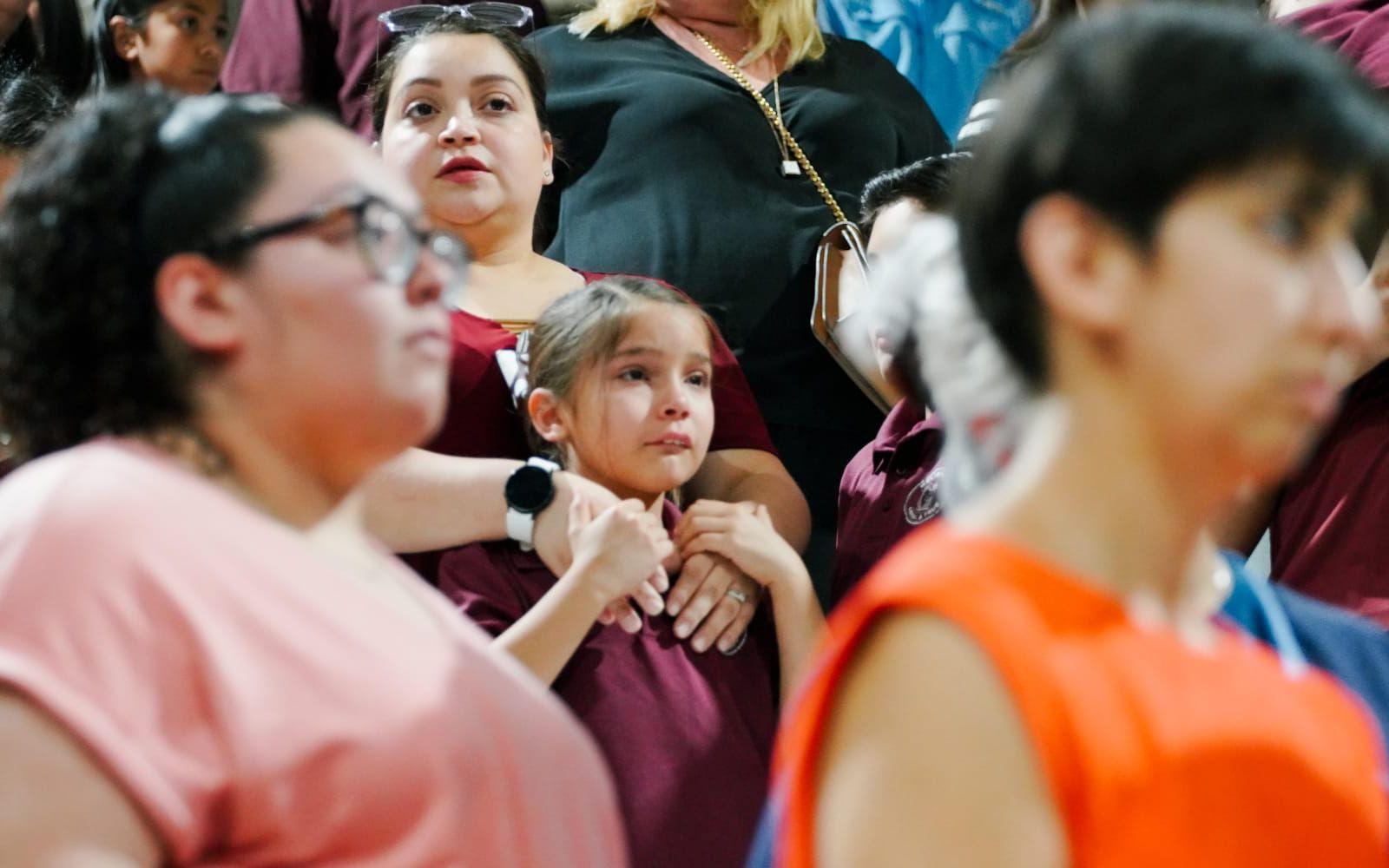 En ung flicka gråter på vakan som hölls under onsdagskvällen för de mördade barnen i skolskjutningen på Robb elementary school i Uvalde, Texas.