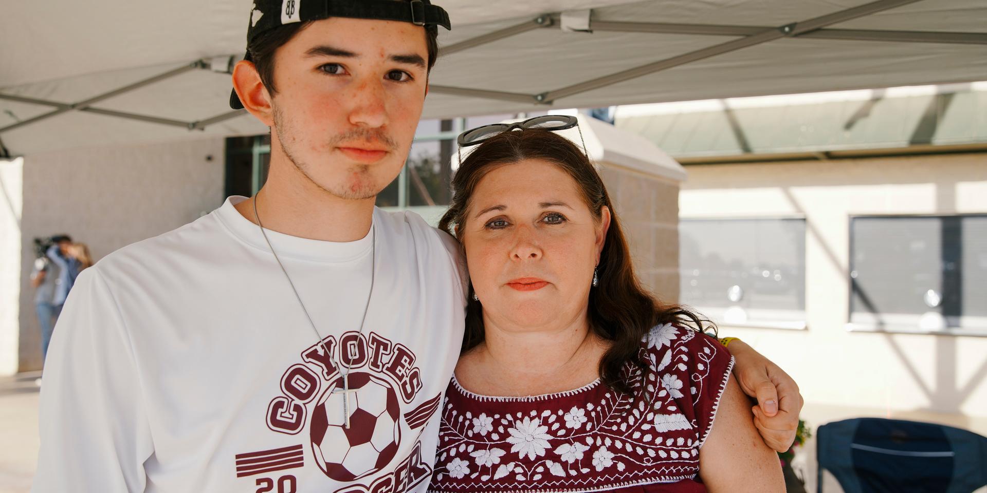 Athena Pedraza och hennes 17-årige son Joseph var två av deltagarna i vakan för de som dödats i skolskjutningen i Uvalde, Texas.