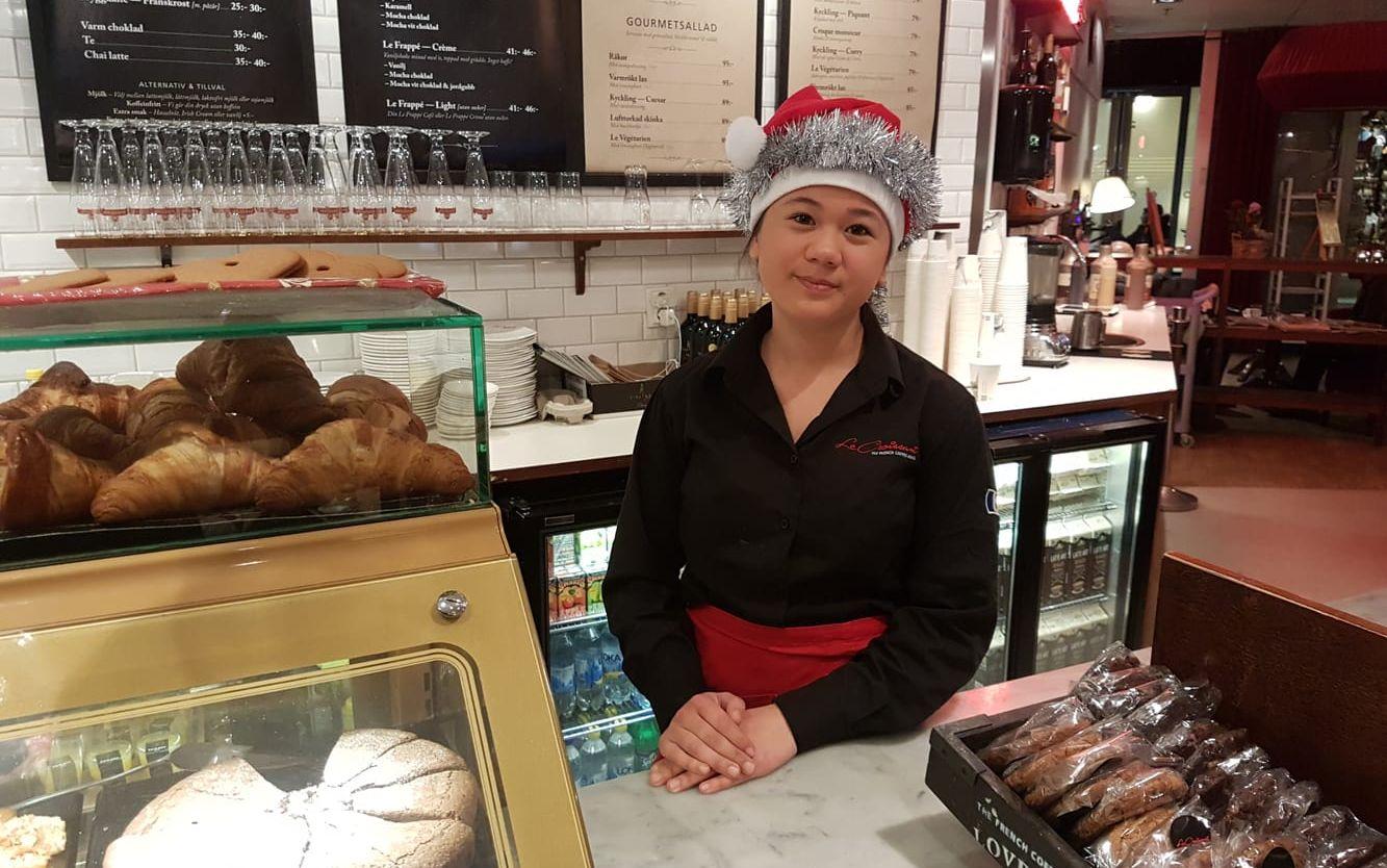 Mina Ringmark, cafébiträde på Le Croissant tycker att det är trevligt att jobba på julafton.