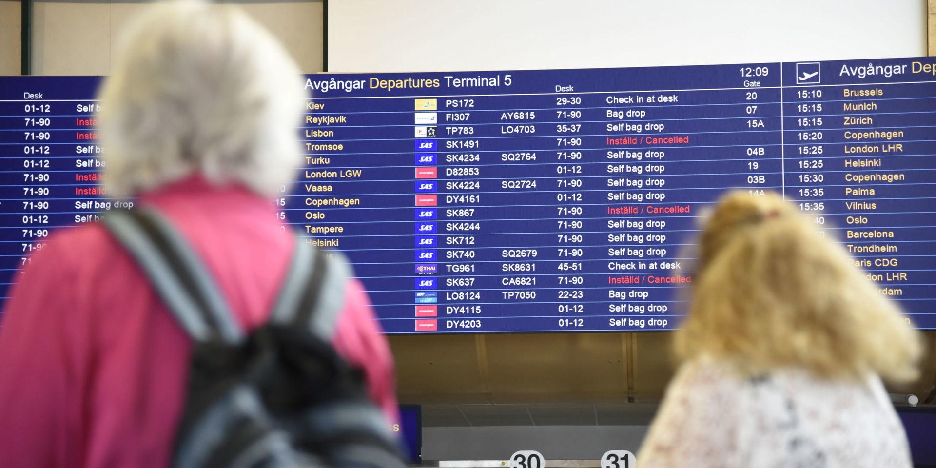 Väntan på Arlanda. Drygt 400 passagerare har väntat på flygplatsen sedan i morse. Arkivbild.