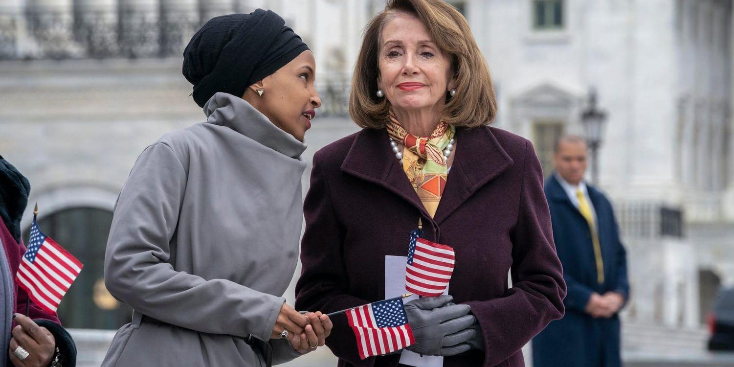 Demokraterna Ilhan Omar och Nancy Pelosi i Washington i mars. Arkivbild.
