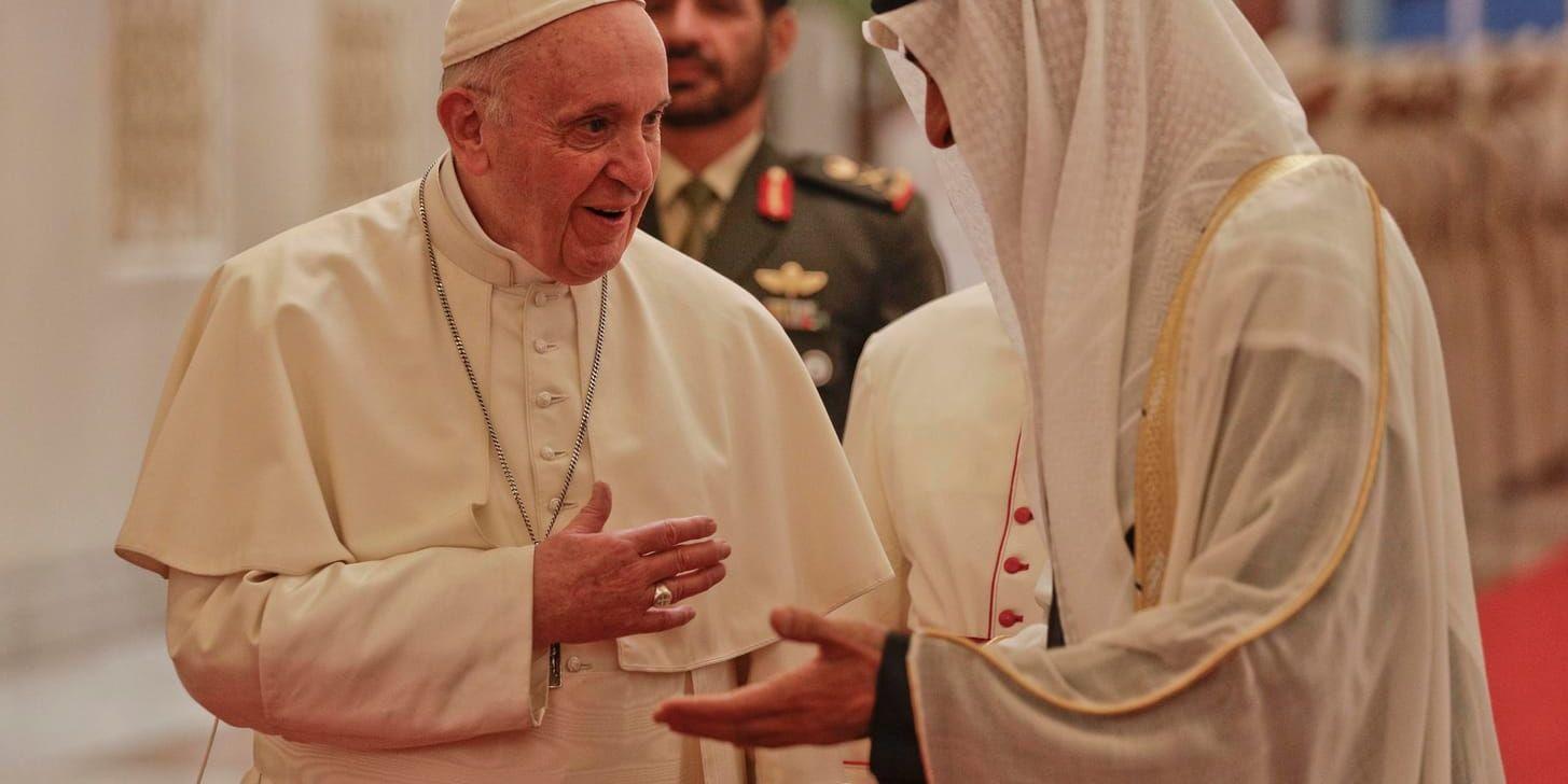 Påve Franciskus är på besök i Förenade arabemiraten. På bilden välkomnas han av Abu Dhabis kronprins Mohammad bin Zayed Al Nahyan.