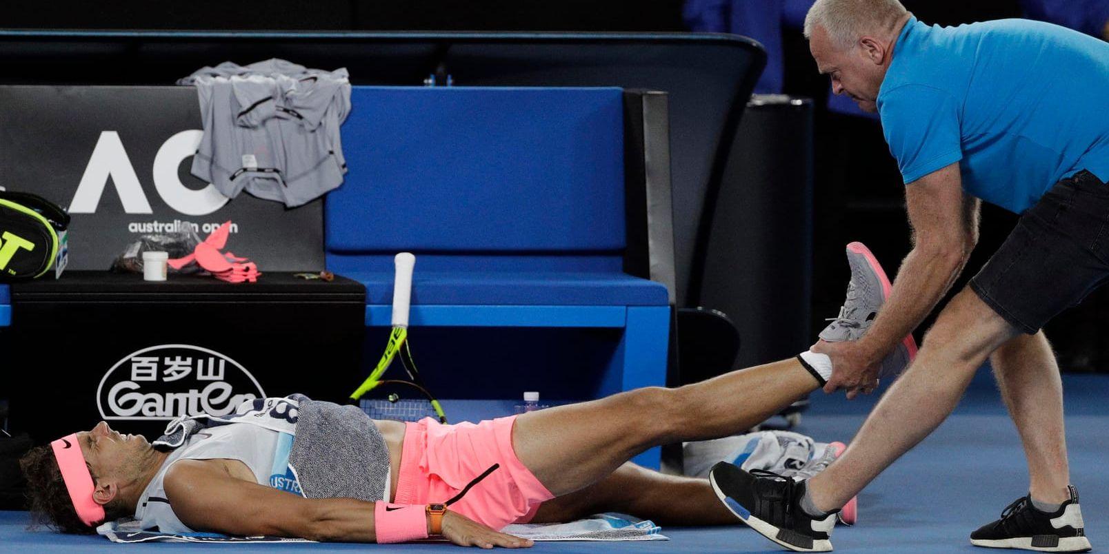 Rafael Nadal får behandling under kvartsfinalmatchen mot Marin Cilic i Australian Open i januari. Arkivbild.