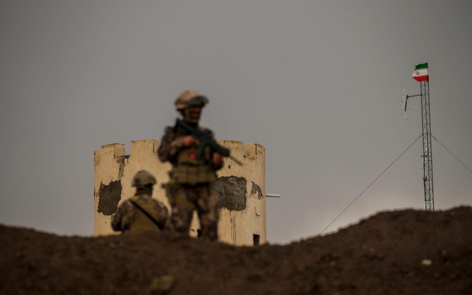 Turkiska soldater står vakt vid gränsen som skiljer Turkiet och Iran åt. Arkivbild från 2021.