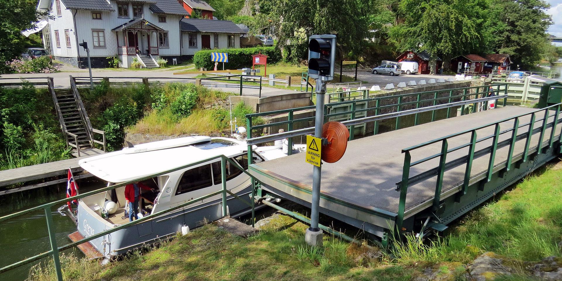  En norska motorbåt passerar svängbron i Köpmannebro. 