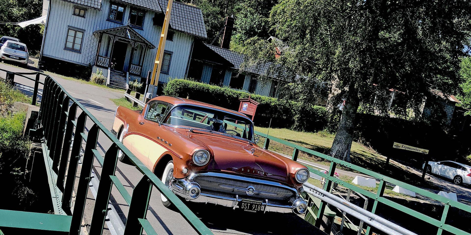 En bred Buick Roadmaster från 1957 passerar bron. 