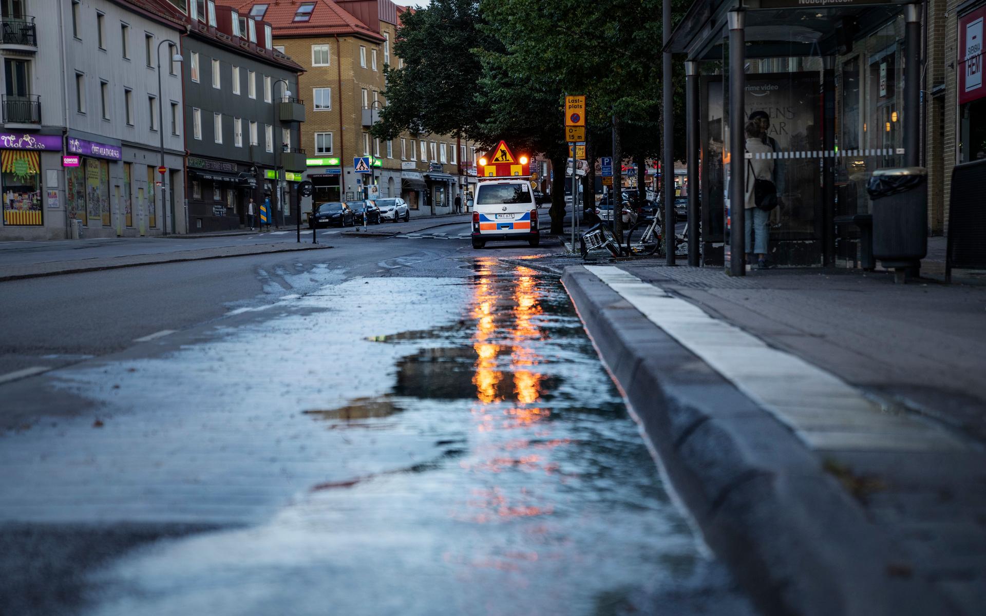 Vatten flödar på Danska vägen på grund av läckan.