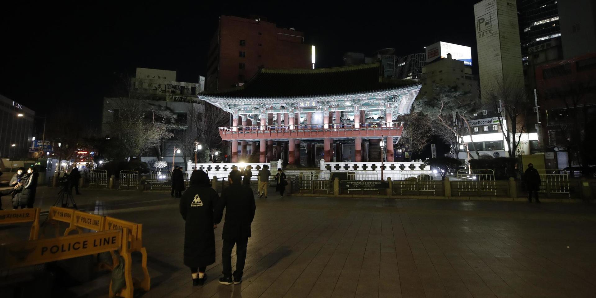 Nästintill folktomt framför Bosingakpaviljongen på nyårsafton, där firandet var inställt till följd av pandemin.
