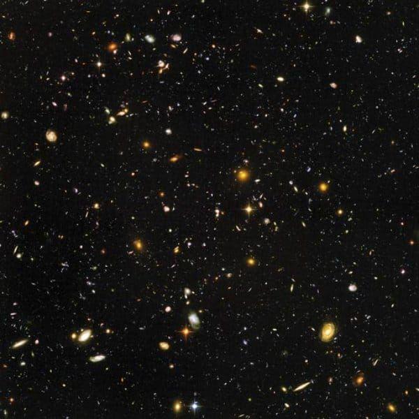 Hubbleteleskopet skapade helt nya möjligheter och 2004 tog teleskopet den ljuskänsligaste och därmed tydligaste bilden någonsin av natthimlen. Bilden visar mer än 10 000 galaxer. Bild: Nasa