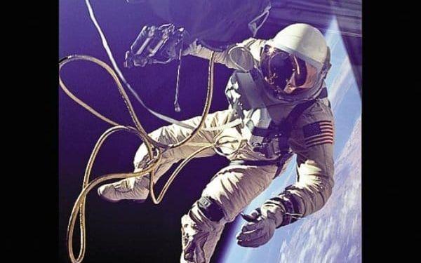 Ed White blev 1965 den första amerikanen att ta en rymdpromenad – men Rysslands Alexej Leonov var faktiskt tre månader före med konststycket. Bild: Nasa
