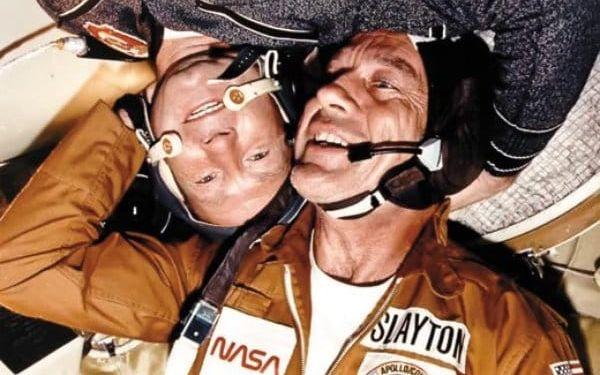 Ryssen Alexej Leonov och den amerikanske astronauten Deke Slayton i rymden 1975. Efter de värsta kapplöpningsåren försökte USA och Ryssland att mjuka upp relationerna en gnutta. Bild: Nasa