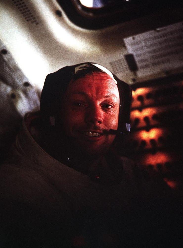 Så här ser man ut när man just tagit en månpromenad. Neil Armstrong har i efterhand sagt att det mest känslomässiga ögonblicket för honom var landningsögonblicket – inte hans månpromenad. Att ta ett kliv på månen var lätt – att landa var desto svårare. Bild: Nasa