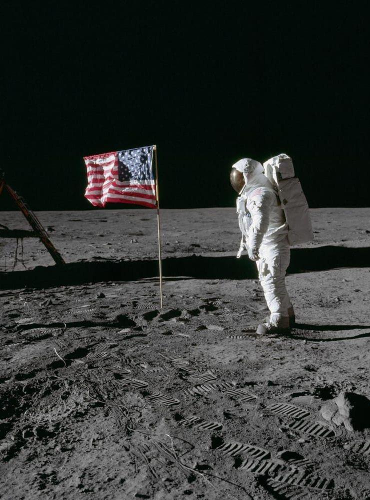 Det spelar ingen roll hur många bilder och ljudupptagningar som publiceras – konspirationsteoretikerna är dödssäkra på att Buzz Aldring och Neil Armstrong aldrig landade på månen. Ett av argumenten är att flaggan inte borde vaja eftersom det inte finns någon vind på månen. Men faktum är att flaggan vajar på grund av rörelserna som bildats när austronauterna satt den i jorden och vecklat ut den. Bild: Nasa