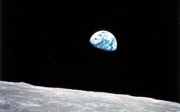 Skillnaden mellan liv och död – bilden från 1968 visar kontrasten mellan en grå, torr måne och jordens vatten som gjort allt liv på jorden möjligt. Bild: TT