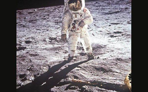 Bilden på Buzz Aldrin från 1969 är samtidigt en smygselfie – Neil Armstrong syns som nämligen som en pytteliten figur, speglad i Aldrins visir. Bild: TT