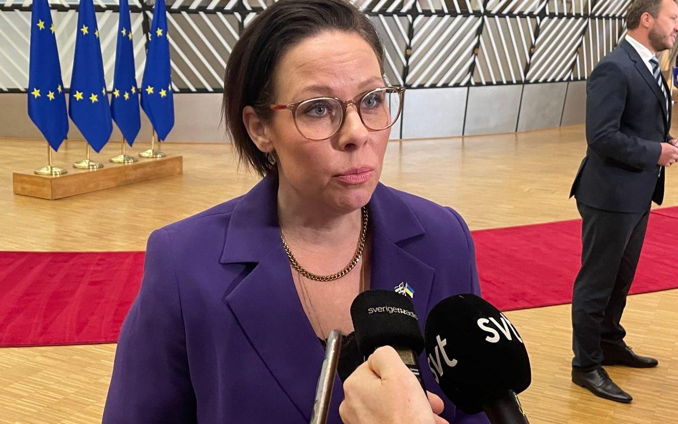 Utrikesminister Maria Malmer Stenergard (M) på väg in till måndagens EU-möte i Bryssel.