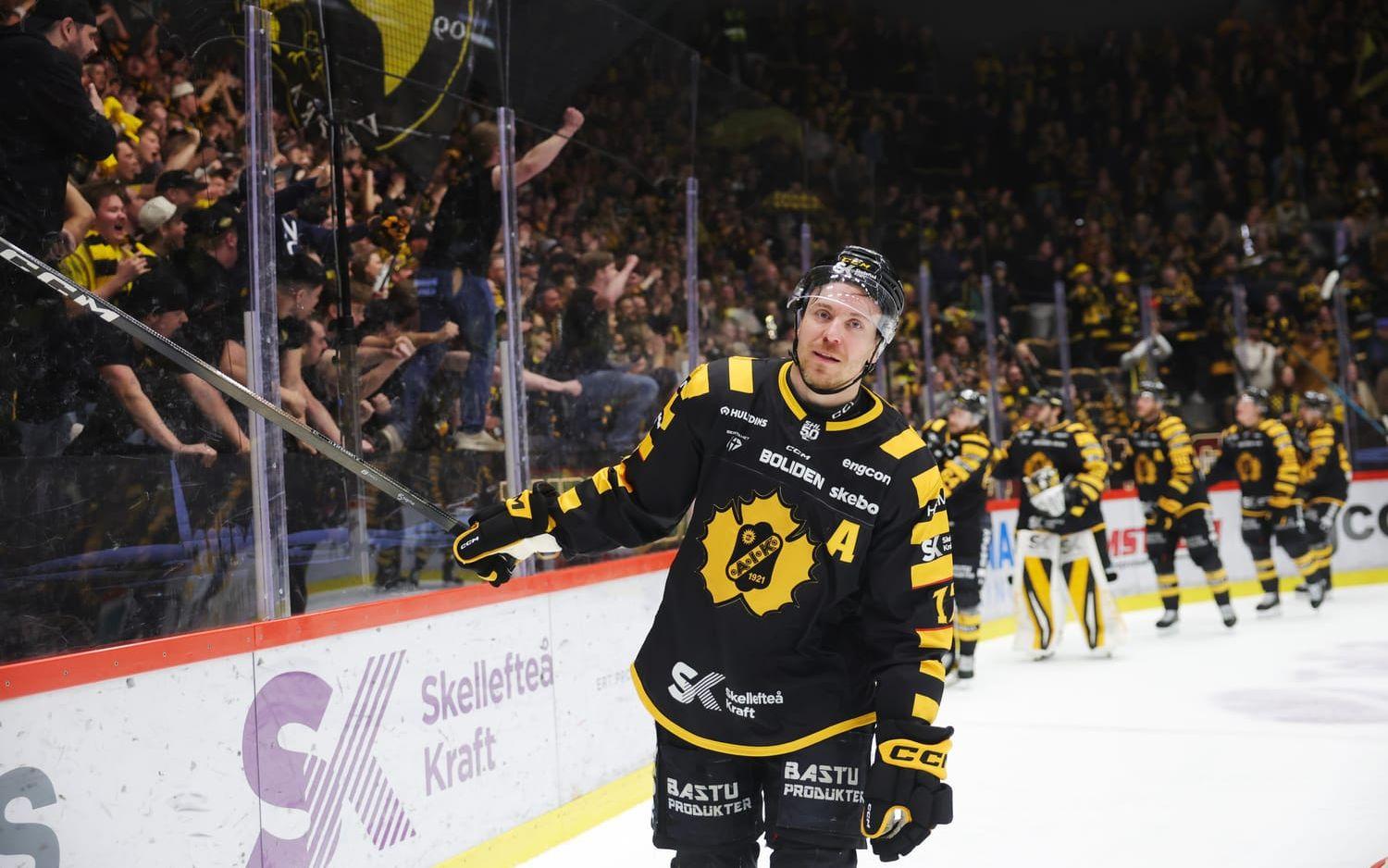 Skellefteås Pär Lindholm tackar supportrarna efter första finalen.