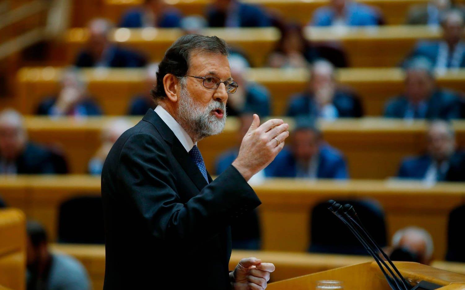 Spaniens premiärminister Mariono Rajoy har under de senaste månaderna fått lägga mycket kraft på Kataloniens självständighetskamp. Frågan är långt ifrån utagerad. I Barcelona i helgen demonstrerade någonstans mellan 750 000 och två miljoner för självständighet. Antalet deltagare går isär beroende på vem man frågar. Dessutom finns det andra problem för Rajoy att vara bekymrad över. Han pekas ut i en mutskandal av chefen för UDEF, det spanska civilgardets korruptionsenhet. Enligt uppgifterna ska båda Mariano Rajoy och andra ledare inom hans parti Partida Popular tagit emot mutor. Bild: AP Photo/Paul White
