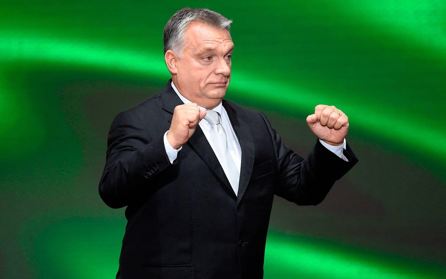 Ungerns premiärminister Viktor Orbán har länge skapat huvudvärk för många europeiska ledare. Som partiledare för det konservativa och nationalistiska partiet Fidesz har Orbán fått mycket kritik från EU för bland annat Ungerns migrationslagstiftning och för inskränkningar mot landets fria press. EU-kommissionens ordförande Jean-Claude Juncker presenterade Orbán på en presskonferens med orden "nu kommer diktatorn". ("The dictator is coming") Bild: Tamas Kovacs/MTI via AP