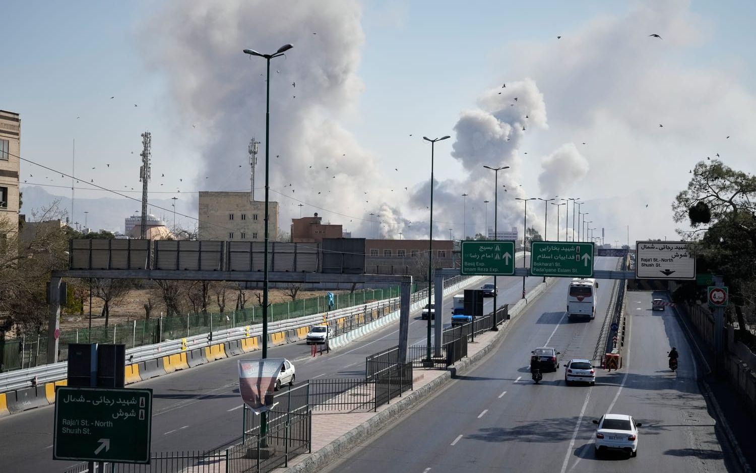 Rökpelare stiger över Teheran under krigets sjätte dag.
