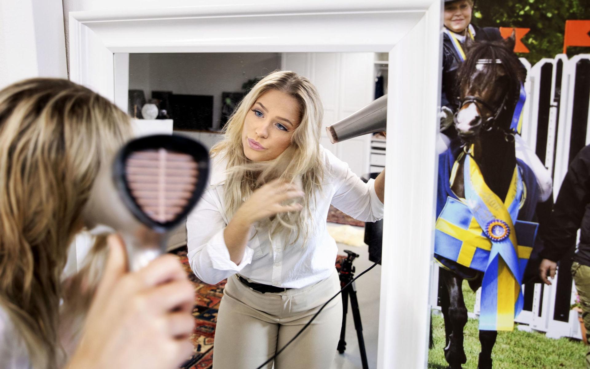 Livet rusar fram för Klara Hammarström. Hon har knappt tid att bo i sin halvfärdiga studiolägenhet i familjens hästgård. På väggen bakom spegeln sitter en bild från när hon som barn satsade helhjärtat på hästsport. Nu kommer musiken i första rummet.