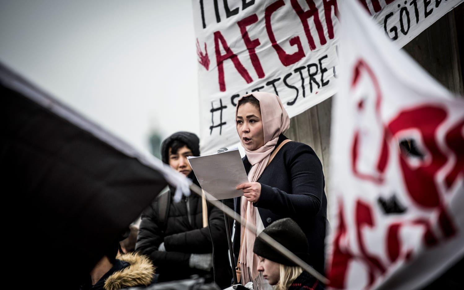 Zahra Samadi var en av talarna på demonstrationen. Hon är talesperson för Sittstrejken Göteborg, en av flera arrangörer till helgens manifestationer.