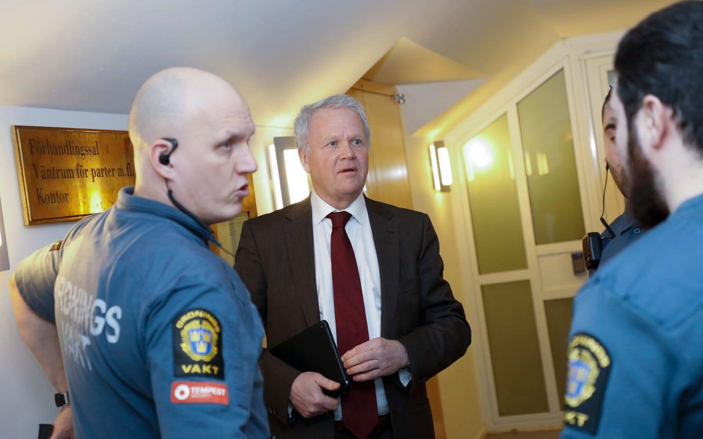 Målsägarbiträdet Göran Hjalmarsson på väg in i rättegångssalen i Stockholms tingsrätt.
