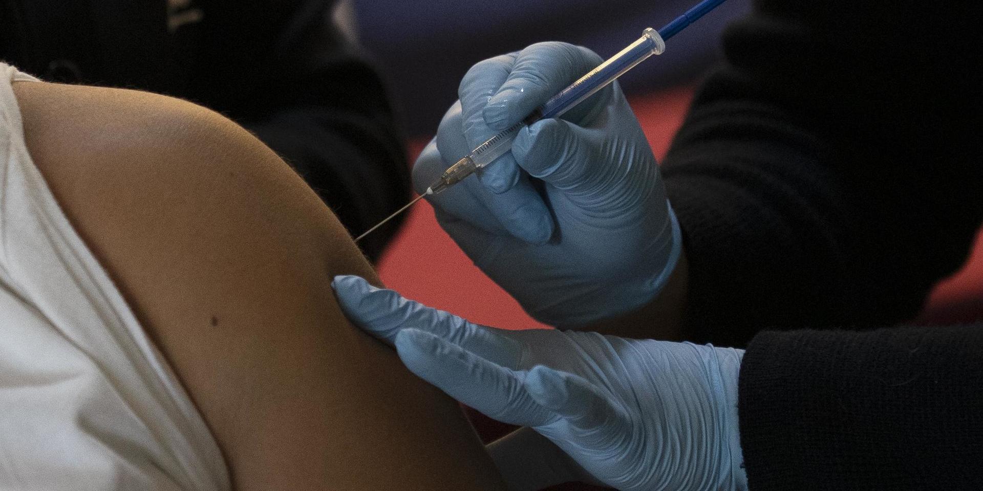 En mexikansk sjukvårdsanställd inom militären får vaccin den 29 december.