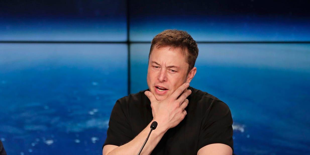 Vd:n Elon Musk har skjutit upp raketen Falcon Heavy i rymden. Men det har gått sämre att leverera Tesla-bilar under det sista kvartalet 2017, och bolaget gör sin hittills största kvartalsförlust.