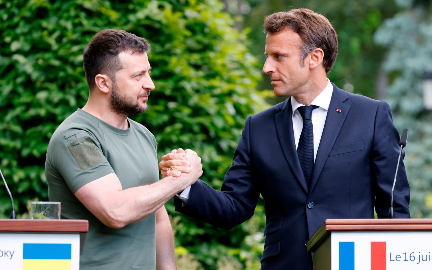 Presidenterna Volodymyr Zelenskyj och Emmanuel Macron under en presskonferens i Kiev.