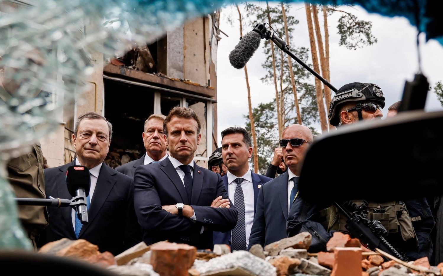 Italiens premiärminister Mario Draghi till vänster och Frankrikes president Emmanuel Macron under besöket i Irpin.