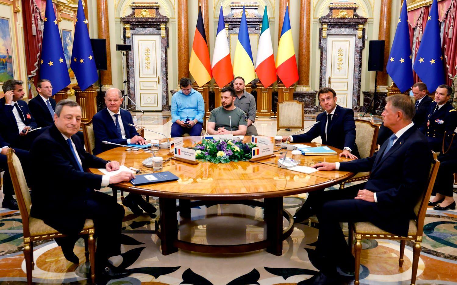 Italiens premiärminister Mario Draghi, Tysklands förbundskansler Olaf Scholz, Ukrainas president Volodymyr Zelenskyj, Frankrikes president Emmanuel Macron och Rumäniens president Klaus Iohannis möts i Kiev under torsdagen.