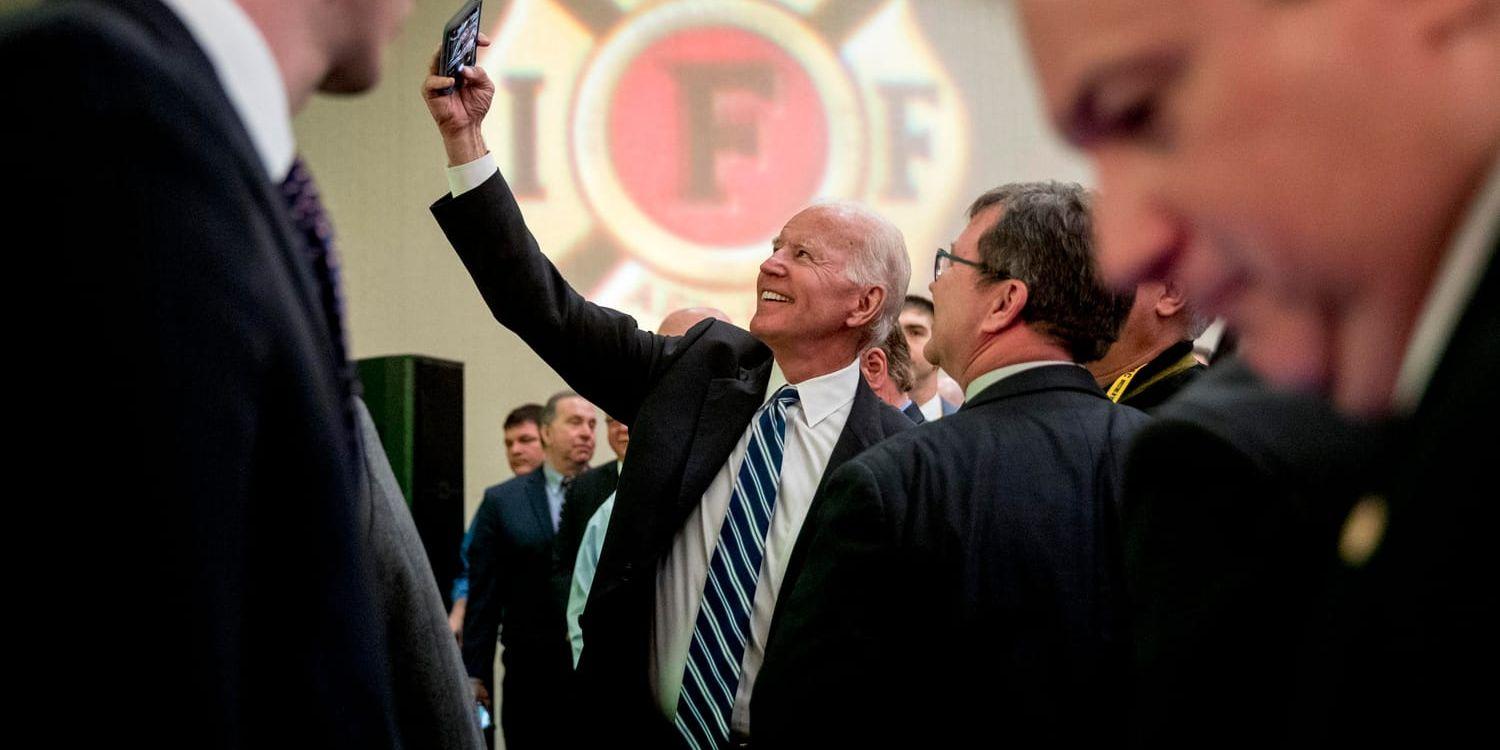 Joe Biden tar en selfie efter ett tal för en internationell brandmansorganisation förra veckan.