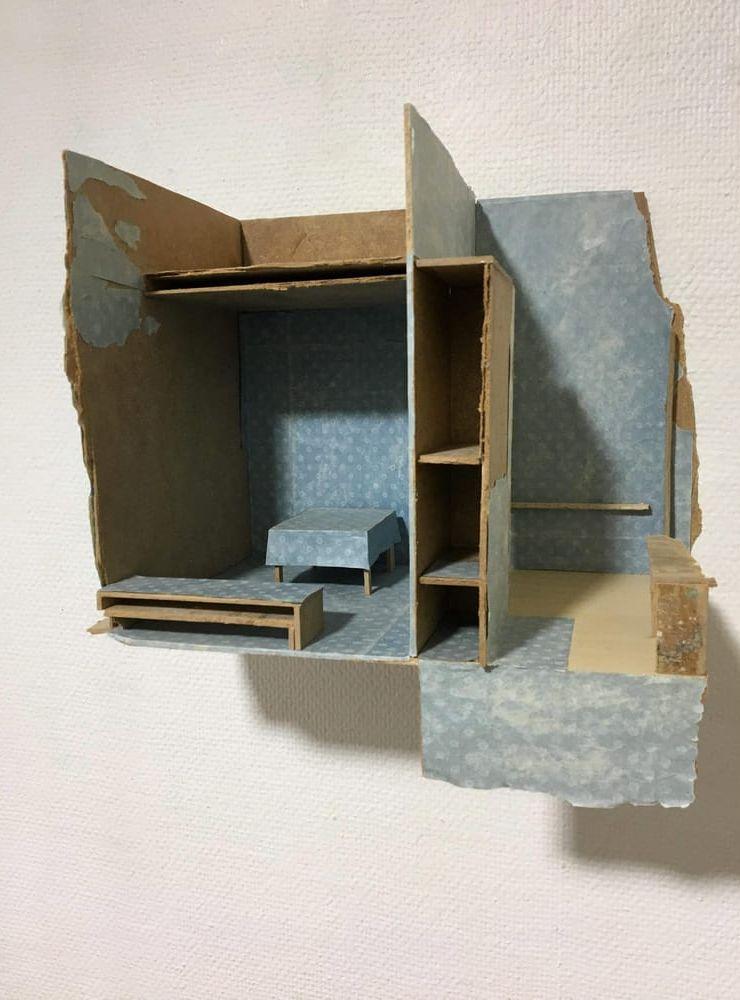 Kammare. Berit Lindfeldts verk ser nästan ut som om det är en utriven del ur ett dockhus, och det är ledsamt, bräckligt och fint.